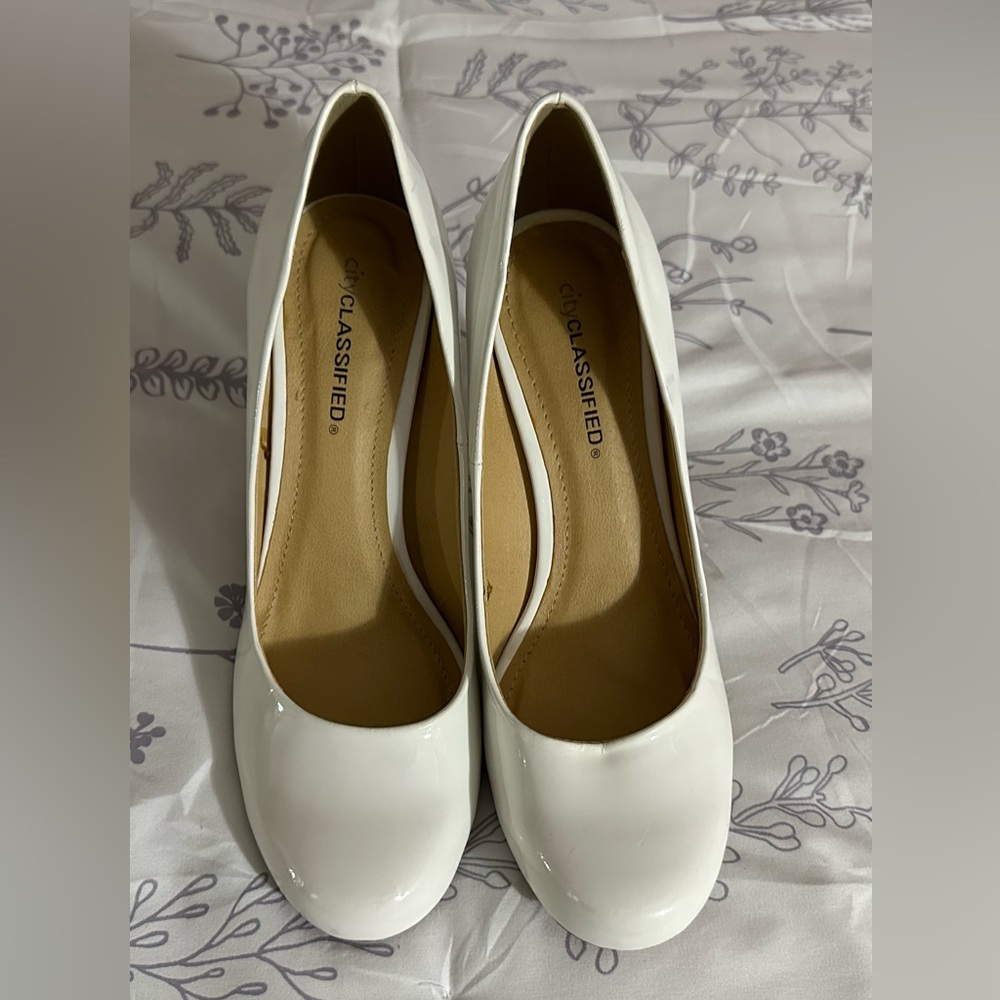 NWOB - City Classified Comfort Women Classic Heel Pump Closed Round toe - White